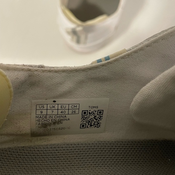 Tom’s sneakers - Picture 2 of 4